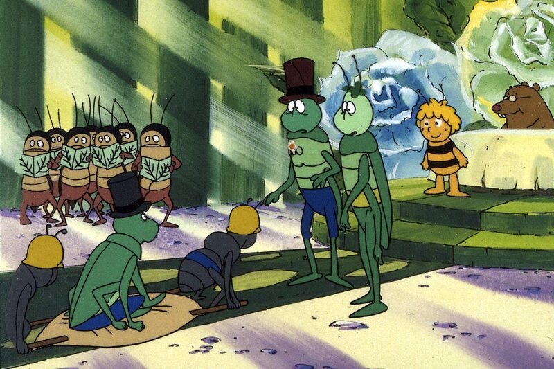 Auf einer Bahre bringen die Ameisen Flap gerade noch rechtzeitig zum Traualtar. – Bild: ORF (FS1/​FS2) /​ ORF1 /​ ORF/​Apollo