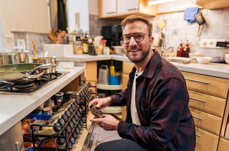 Jede Menge Gewürze – Sören Anders ist begeistert. – Bild: SWR/​Christian Koch