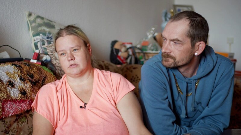 Auch Sandra und Tino glauben fest daran, dass der 19-jährigen Jasmin das doppelte Babyglück ins Haus steht. – Bild: RTLZWEI