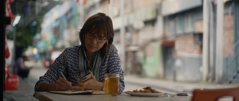 Die französische Journalistin Florence de Changy, Autorin von Verschwunden – Was geschah wirklich mit Flug MH370?. – Bild: Federation studios