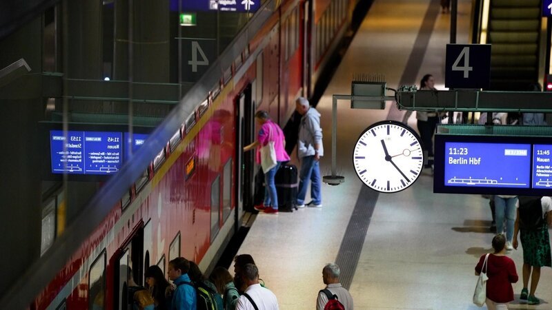 Fahrgäste steigen in Bahn  +++ Die Verwendung des sendungsbezogenen Materials ist nur mit dem Hinweis und Verlinkung auf RTL+ gestattet. +++ – Bild: RTL /​ TVT.media