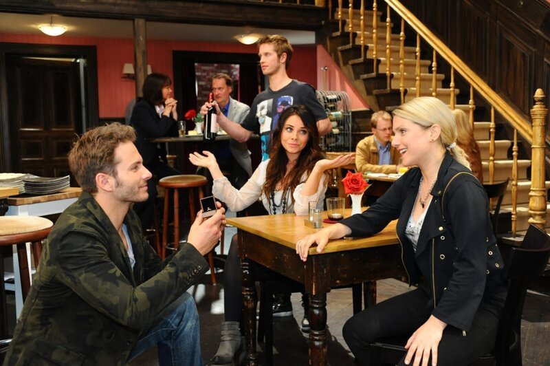 Anna (Jeanette Biedermann, r.) ist traurig über Toms Abschied und lenkt sich mit der Arbeit an ihrem neuen Label ab. Doch eine weitere Sache beunruhigt Anna: Zwischen Enrique (Jacob Weigert, l.) und Paloma (Maja Maneiro, M.) scheinen seltsame Dinge vorzugehen … – Bild: SAT.1 Eigenproduktionsbild frei