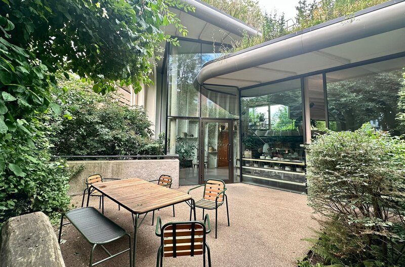 Baulich gleicht kein Zentrum dem anderen, doch das besondere Maggie’s-Raumprogramm zur Förderung des Wohlbefindens gilt überall, auch im städtischen Leeds. – Bild: BR/​Sabine Reeh