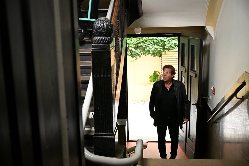 Caspar Bergmann (Thomas Heinze) macht sich kurzzeitig Hoffnungen, in München doch noch eine Wohnung zu finden. – Bild: ZDF und Barbara Bauriedl