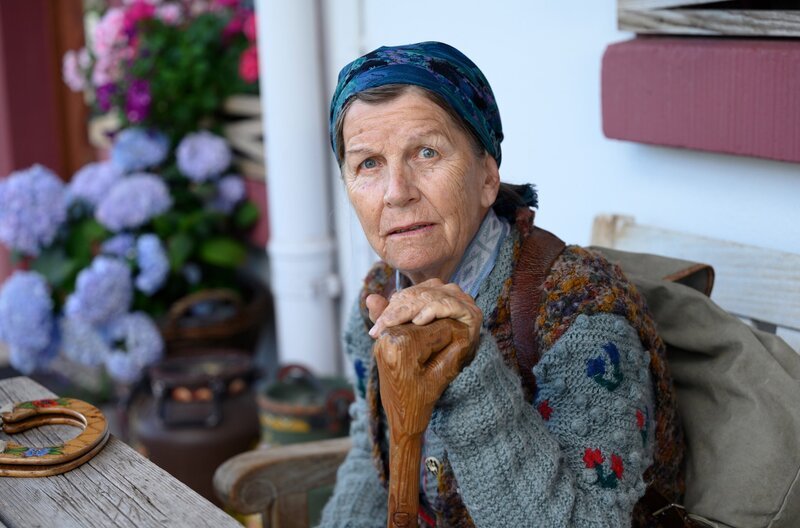 Lioba (Lisbeth Felder) hört schlecht. Bea kümmert sich darum, dass sie Hörgeräte bekommt. – Bild: SWR/​Patricia Neligan