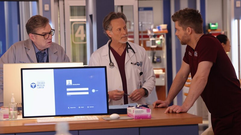 Keine leichte Diagnose: Oliver Platt als Dr. Daniel Charles, Steven Weber als Dr. Dean Archer, Luke Mitchell als Dr. Mitch Ripley; Chicago Med Staffel 10 Folge 19. – Bild: SRF/​NBC Universal