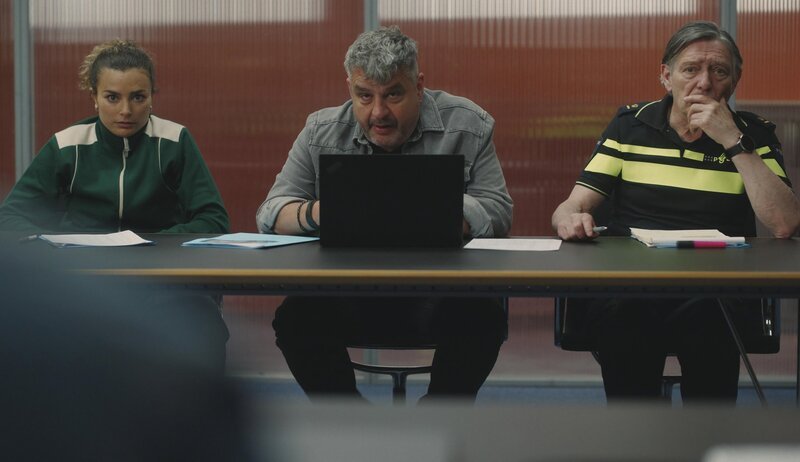 Kommissarin Suus (Charlie Chan Dagelet, l.), ihr Kollege Nico (Frank Lammers, M.) und Polizeichef De Geeter (Pierre Bokma, r.) sind zunächst skeptisch, als sich Roman bei ihnen vorstellt. – Bild: ZDF und Dries De Clercq