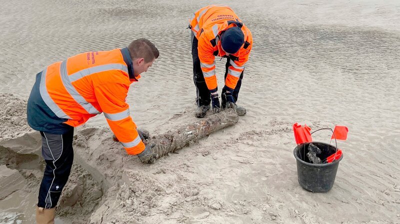 Munitionssucher Patrick und André Warfsmann bergen eine angespülte Granate am Strand von Wangerooge. – Bild: NDR/Bärbel Fening Munitionssucher Patrick und André Warfsmann bergen eine angespülte Granate am Strand von Wangerooge. – Bild: NDR/Bärbel Fening