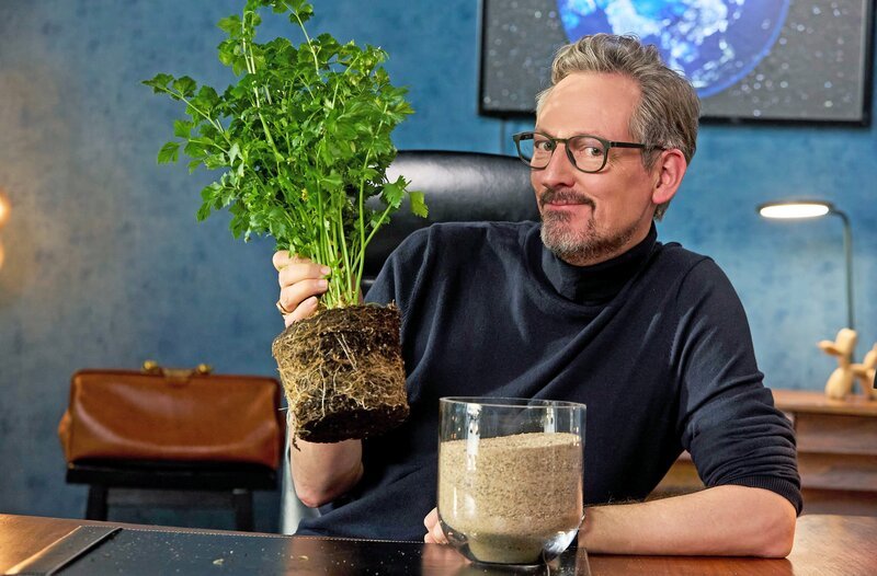 Wir verwüsten die Erde. Im wahrsten Sinne des Wortes. Die Wüstenbildung schreitet weltweit voran. Und damit ist nicht nur gemeint, dass neue Sandwüsten entstehen. Durch die fortschreitende Austrocknung der Landmassen wird an Land immer weniger Wasser verfügbar und Vegetation und wertvoller Humus gehen verloren. Was wir dagegen tun können, zeigt Eckart von Hirschhausen bei „Wissen vor acht – Erde“. – Bild: ARD/​Kai Schulz