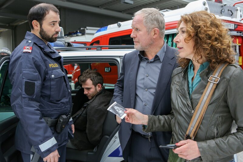 v.li.: Polizist (Anton Noori), Helmut Mader (Eugen Knecht), Moritz Eisner (Harald Krassnitzer), Bibi Fellner (Adele Neuhauser). – Bild: ORF 2