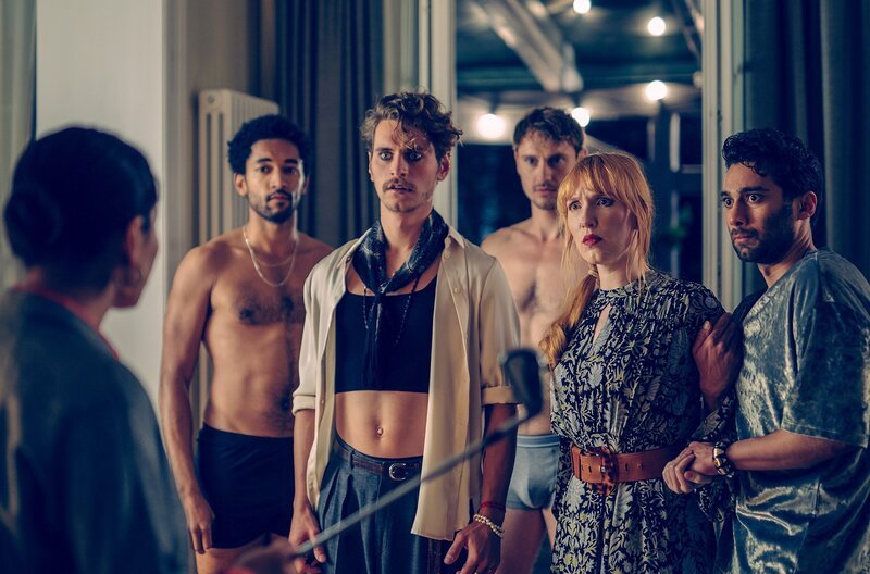 Vince (Benito Bause, 2. v. li.), Simon (Ludwig Brix, 3. v. li.), Robbie (Frédéric Bossier, 3. v. re.), Sarina (Christin Nichols, 2. v. re.) und Levo (Arash Marandi, re.) werden von Frau Kühne (Halima Ilter, li.) überrascht. – Bild: ARD Degeto/​Andrea Hansen
