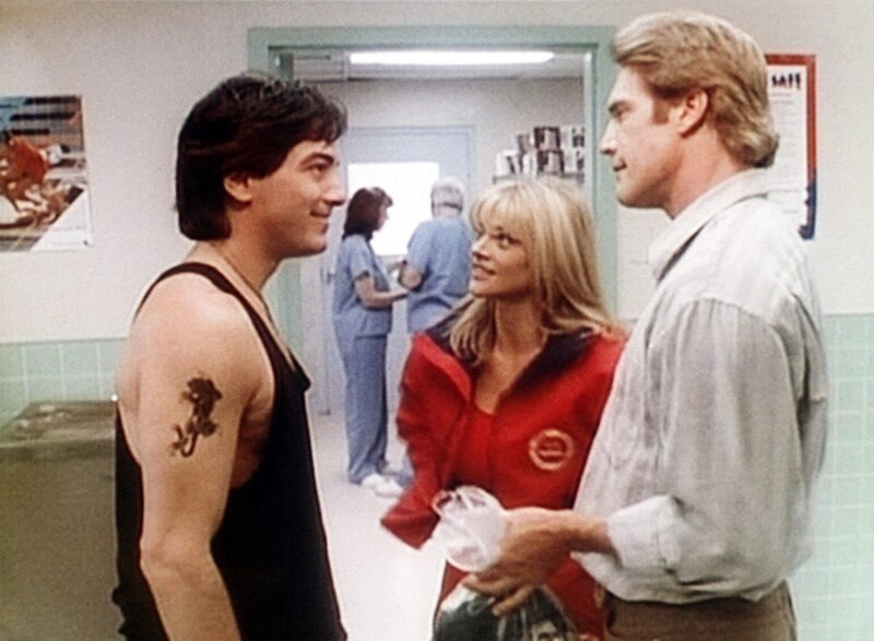 Steve (Barry Van Dyke, r.) und Jack (Scott Baio, l.) flirten mit der hübschen Rettungsschwimmerin Electra (Janet Gunn, M.). – Bild: Sat.1 Gold
