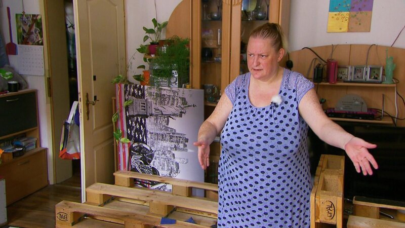 Anke (Foto) und Frank haben von Bekannten Paletten geschenkt bekommen, die sie als Bettgestell umfunktionieren möchten. – Bild: RTLZWEI