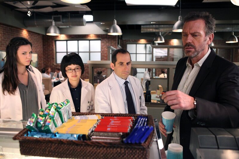 Führt House (Hugh Laurie, r.) nun alle an der Nase rum, oder ist er wirklich krank? Adams (Odette Annable, l.), Park (Charlyne Yi, 2.v.l.) und Taub (Peter Jacobson, 2.v.r.) sind sich unsicher. – Bild: Adam Taylor