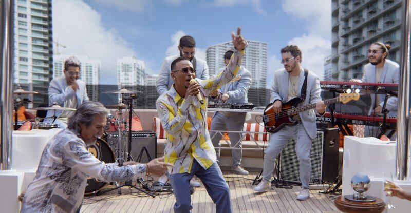 Hernan Castillo (Pedro Damián, l.). – Bild: ORF/​Warner Bros. Pictures