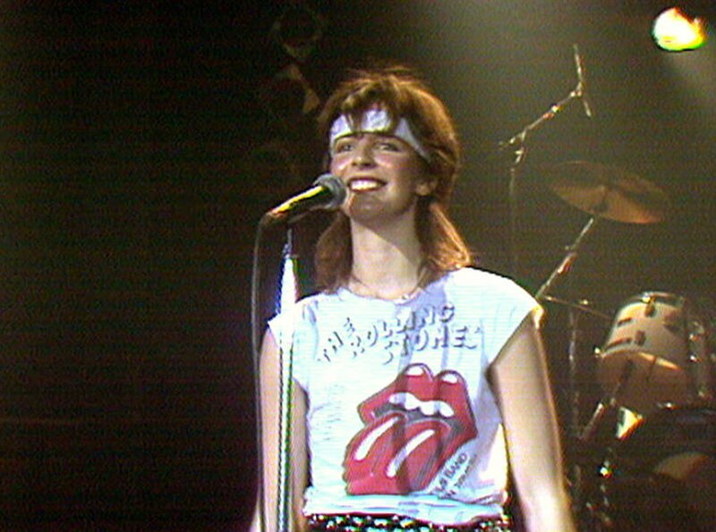 Karottenhosen, Puffärmel, bunte Stulpen und überproportionierter Schmuck. Das waren die 1980er Jahre – und sie kommen immer wieder. – Bild: SWR/​RBB