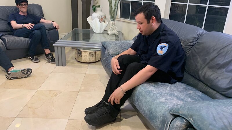 Troy Monroe and Chloe sit on couches in their living room. Tighter shot. Troy points to his foot. – Bild: Discovery Communications, LLC