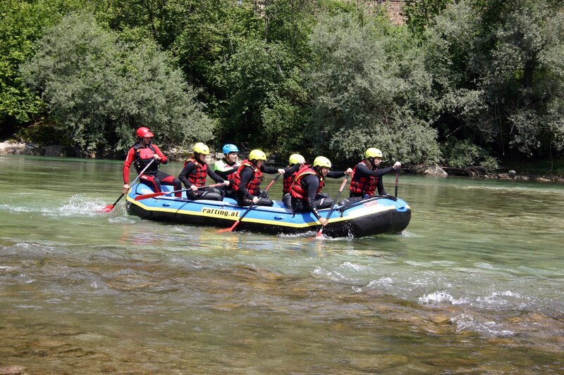 Personen beim Rafting – Bild: ServusTV /​ Toni Boerner /​ RIEDL