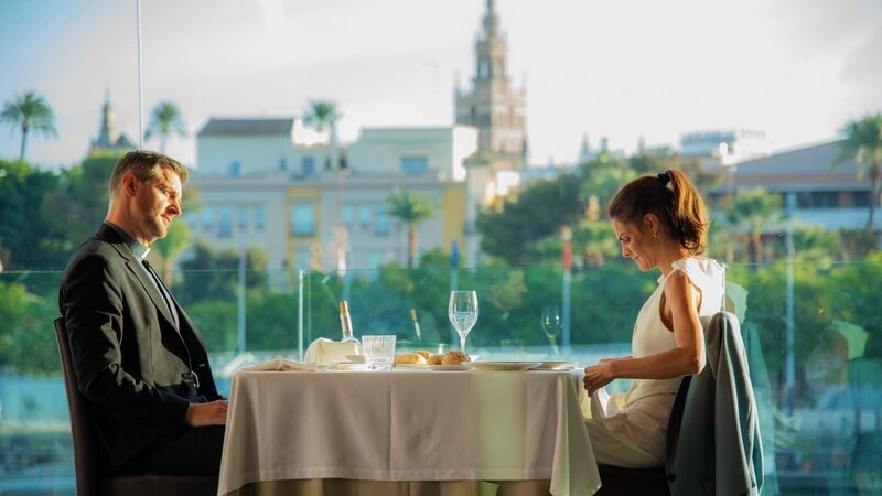 Richard Armitage als Quart und Amaia Salamanca als Macarena Bruner – Bild: TVDB