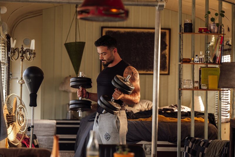 Tayfun Can (Aram Arami) hält sich fit. – Bild: SR/​Manuela Meyer