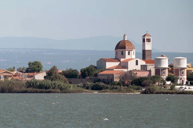 Die aus Sardinien stammende Aktivistin und Autorin Michela Murgia sprengt in ihrem Roman „Accabadora“ die patriarchalische Tradition der italienischen Insel und baut sie Stein für Stein aus feministischer Sicht wieder auf. – Bild: Elephant Doc