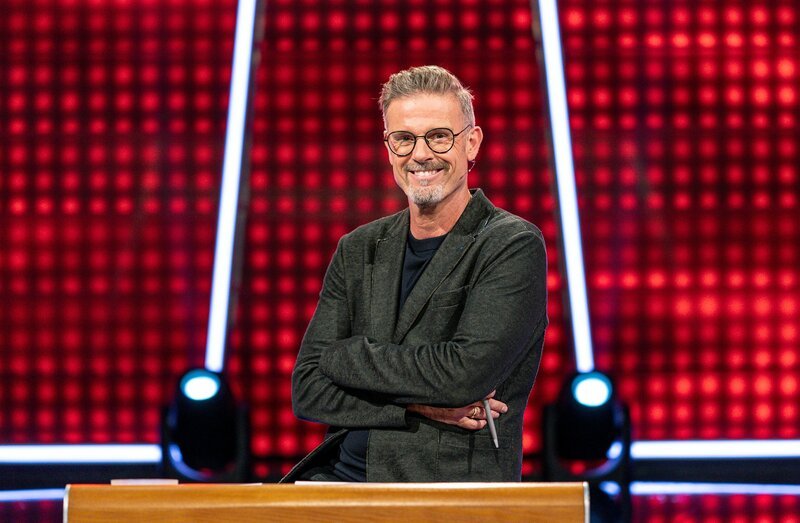 Michael Antwerpes moderiert die Show, in der zwei von drei Kandidaten lügen. Nur, wer sagt die Wahrheit? – Bild: SWR/​Christian Koch