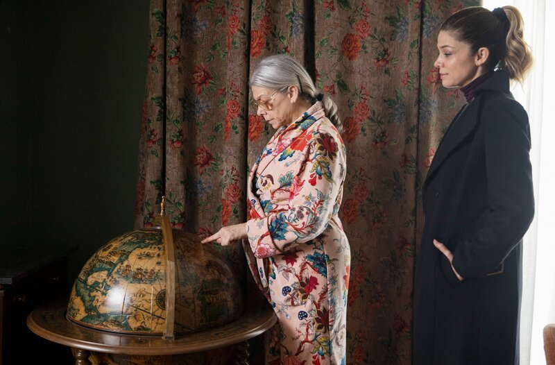 Lola (Kiti Mánver, links) und Sara (Juana Acosta, rechts) lernen sich besser kennen. – Bild: MDR/​Julio Vergne