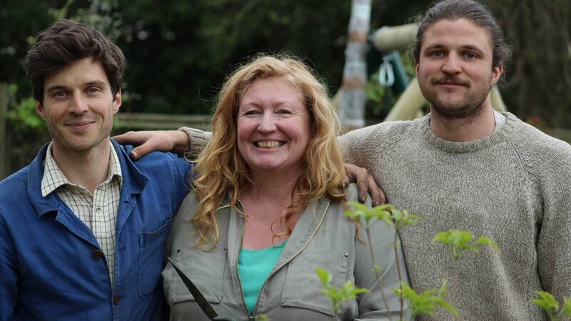 V.l.: Harry Rich, Charlie Dimmock, David Rich – Bild: TVNOW /​ Spun Gold TV