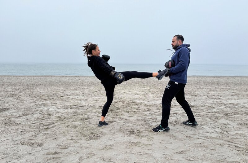 Raus aus der Routine. Referendarin Jette Körner vergisst den Prüfungsstress am Strand bei einer Trainingseinheit. – Bild: NDR/​Resa Asarschahab