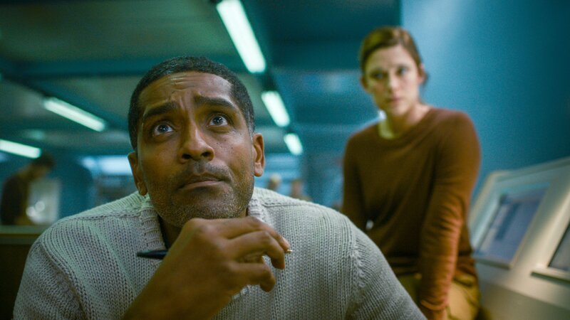 Dr. Sigur Johanson (Alexander Karim) tauscht sich mit Tina Lund (Krista Kosonen) über den Fund der neuen Spezies aus. – Bild: ORF/​ZDF/​Schwarm TV Production GmbH & Co.