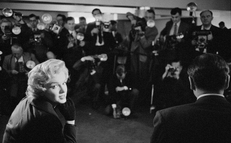 Luxuriöse Hotels ziehen seit jeher Promis an: wie Marilyn Monroe 1956 im Savoy Hotel London. Terra X History erzählt die Geschichten berühmter Hotels und ihrer nicht minder berühmten Gäste. – Bild: ZDF und Popperfoto
