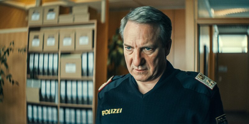 Danziger (Robert Palfrader) versucht Wallner zu beschwichtigen. – Bild: ORF/​Mona Film/​ Barry Films