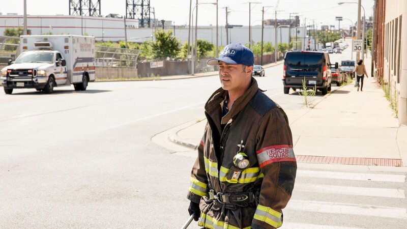 Kelly Severide (Taylor Kinney). – Bild: RTL /​ OPEN 4 BUSINESS PRODUCTIONS LLC. /​ Die Seuche (Teil 1)