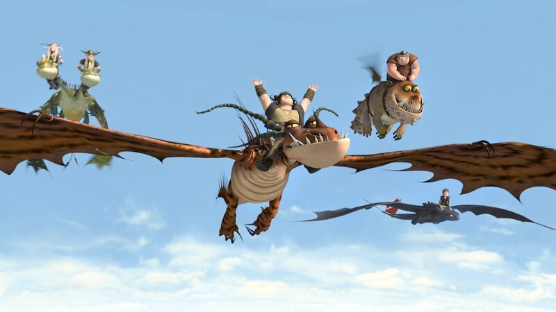 „Der Falschspieler.“ Eines Morgens sind sämtliche Schuhe aus Berk verschwunden. Fußspuren eines Drachens führen zu Spalthals, bei dem tatsächlich alle vermissten und nun kaputten Stiefel herumliegen. Mehltau fordert eine strenge Bestrafung der vermeintlichen Übeltäter, doch Wikingerhäuptling Haudrauf ist dagegen. Als kurz darauf plötzlich die Waffenkammer brennt und alle Waffen vernichtet werden, haben anscheinend wieder die Drachen die Schuld daran. Haudrauf sieht sich gezwungen, eine schwere Entscheidung treffen. – Bild: ORF/​MARKAND MEDIA