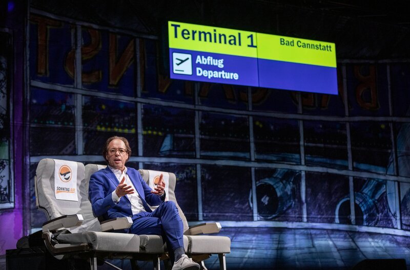 Andere Länder, andere Sitten und lustige Erlebnisse. In seinem Live-Programm macht der schwäbische Comedian Christoph Sonntag eine humoristische Reise durch Europa mit jeder Menge wahnwitziger Aha-Erlebnisse. – Bild: SWR/​Markus Palmer