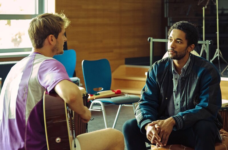 Musik zu machen war immer sein Traum: Vince (Benito Bause, re.) erfährt Neues über Robbie (Frédéric Brossier). – Bild: ARD Degeto/​Andrea Hansen