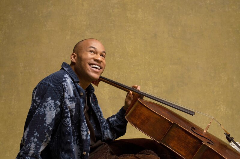 Der international gefeierte Cellist Sheku Kanneh-Mason lädt zu einer eindrucksvollen Reise durch seine Klangwelt ein. Im Mittelpunkt stehen jene Melodien und Werke, die seine künstlerische Entwicklung maßgeblich geprägt haben. – Bild: Maheneela