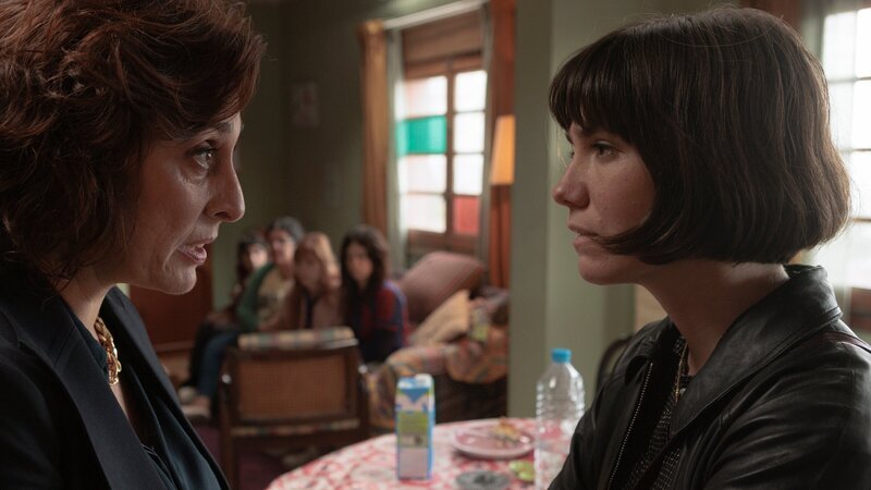 Laia Buedo (Bruna Cusí, r.) und Anna (Clara Segura, l.) diskutieren hitzig darüber, ob Marga eine Sterilisation benötigt. – Bild: ZDF und Daniel Escale
