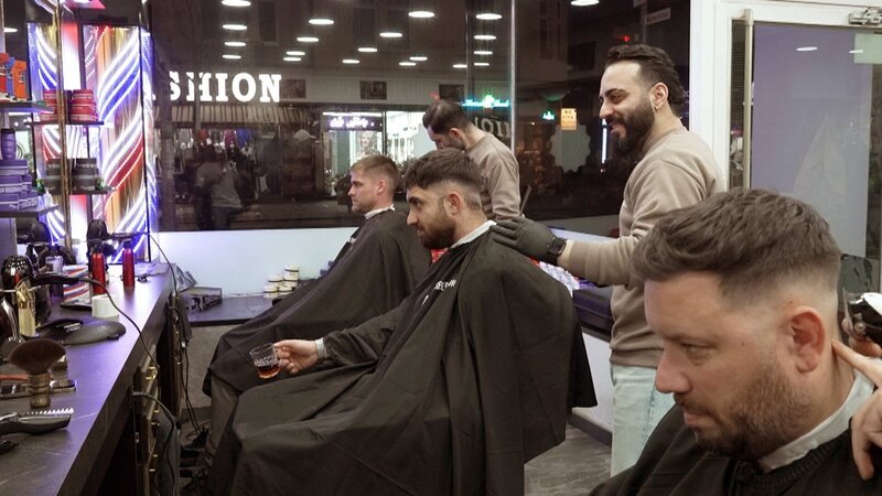 Zwischen türkischen Geschäften, bekannten Klängen und vertrauten Gesprächen im Stadtteil Mülheim fühlt Servet sich für einen Moment wie zuhause. Abgerundet wird das Ganze von einem Besuch beim türkischen Frisör – Bild: RTLZWEI