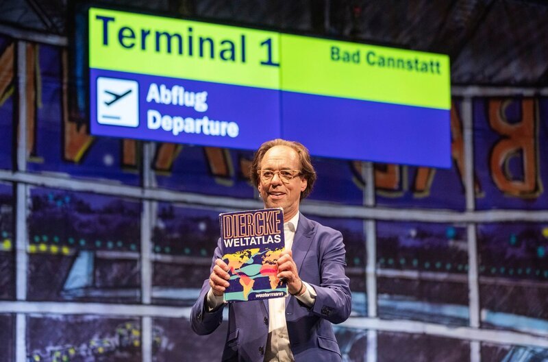 Andere Länder, andere Sitten und lustige Erlebnisse. In seinem Live-Programm macht der schwäbische Comedian Christoph Sonntag eine humoristische Reise um die Welt. Wie ist es, auf einem Elf-Stunden- Flug den Mittelplatz zu bekommen? Wie bestellt man in China Linsen und Spätzle? Eine Fülle voller wahnwitziger Aha-Erlebnisse.; SWR THE LÄND – WÖRLDWAID: REST DER WELT, am Dienstag (01.10.24) um 22:30 Uhr im SWR. Andere Länder, andere Sitten und lustige Erlebnisse. In seinem Live-Programm macht der schwäbische Comedian Christoph Sonntag eine humoristische Reise um die Welt. Wie ist es, auf einem Elf-Stunden- Flug den Mittelplatz zu bekommen? Wie bestellt man in China Linsen und Spätzle? Eine Fülle voller wahnwitziger Aha-Erlebnisse. – Bild: SWR/​Markus Palmer