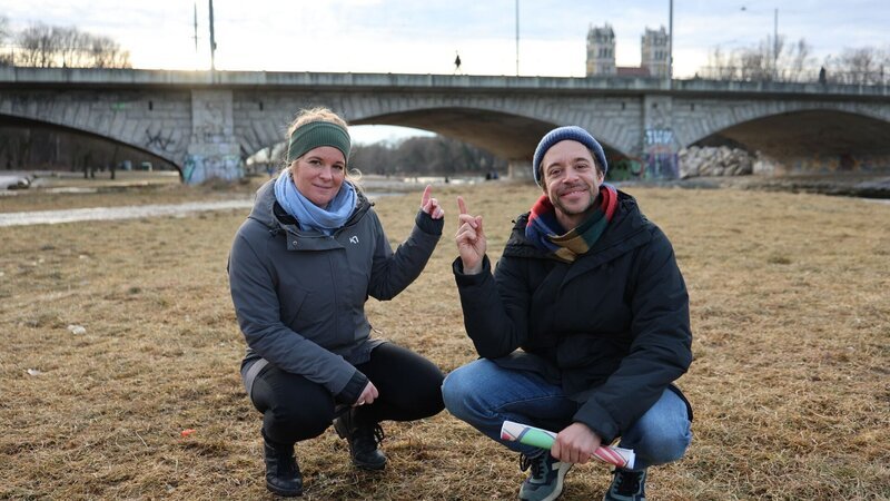 Ingenieurin Anna zeigt Tobi, dass sich in großen Bauwerken, wie zum Beispiel Brücken, viele Zahlen verstecken, die wichtig für unsere Sicherheit sind. – Bild: BR/​megaherz gmbh/​Fritz Schönegger