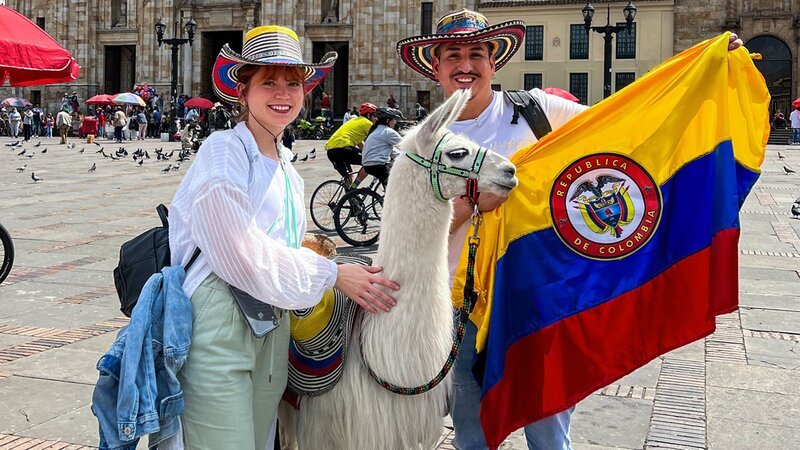 Meine fremde Heimat Assunta und Alonso Pinardi auf dem Plaza de Bolivar in Bogota. 2022 – Bild: SRF