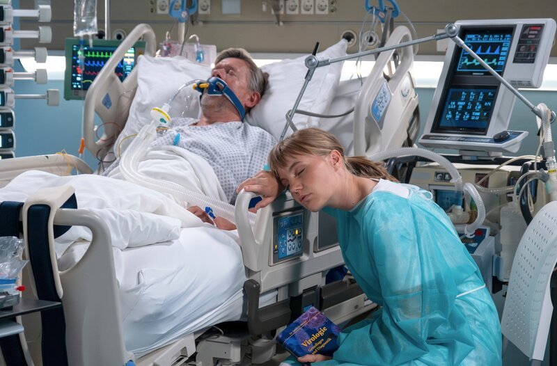 Lisa Heilmann (Louise Sophie Arnold) ist am Bett ihres ehemaligen Physiklehrers Erik Stolte (Stephan Baumecker) eingeschlafen. – Bild: MDR/​Saxonia Media/​Sebastian Kiss