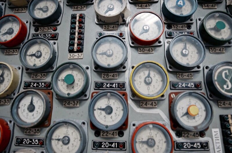 Stillstand: Eine Wand mit Messgeräten im Kernkraftwerk Tschernobyl nach der Katastrophe – Bild: Windfall Films