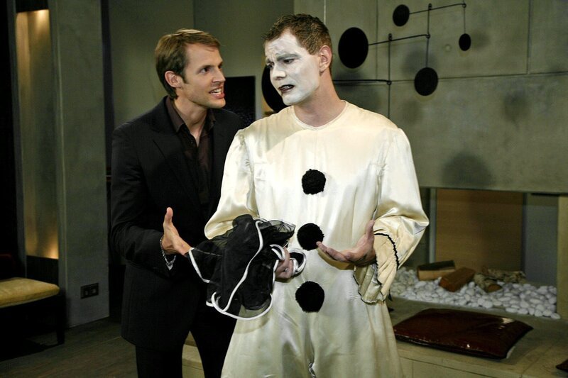 Paolo (Thorsten Feller, l.) tobt, weil Igor (Daniel Pavel, r.) sich den gestohlenen Liebesstein wieder hat abnehmen lassen. – Bild: SAT.1 /​ Monika Schürle