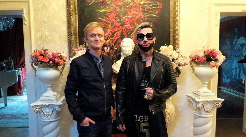 Pierre M. Krauses (li.) pompöser Besuch in Kirchheim bei Modeprinz Harald Glööckler. Es wird schweißtreibend und tiefgreifend mit Gesprächen über Gott und die Welt. – Bild: SWR/​Encanto