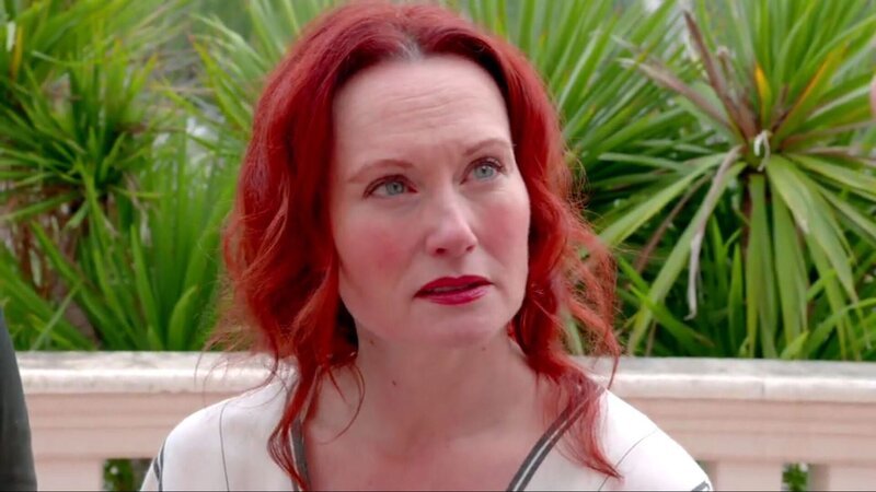 Zwei Jahre nach dem tragischen Tod ihres Mannes beschließt Karen, Chicago zu verlassen und mit ihren beiden kleinen Söhnen nach Sitges in Spanien zu ziehen. Hier möchte sie ein neues Leben mit neuen Perspektiven beginnen. – Bild: Tanja Bachetzky