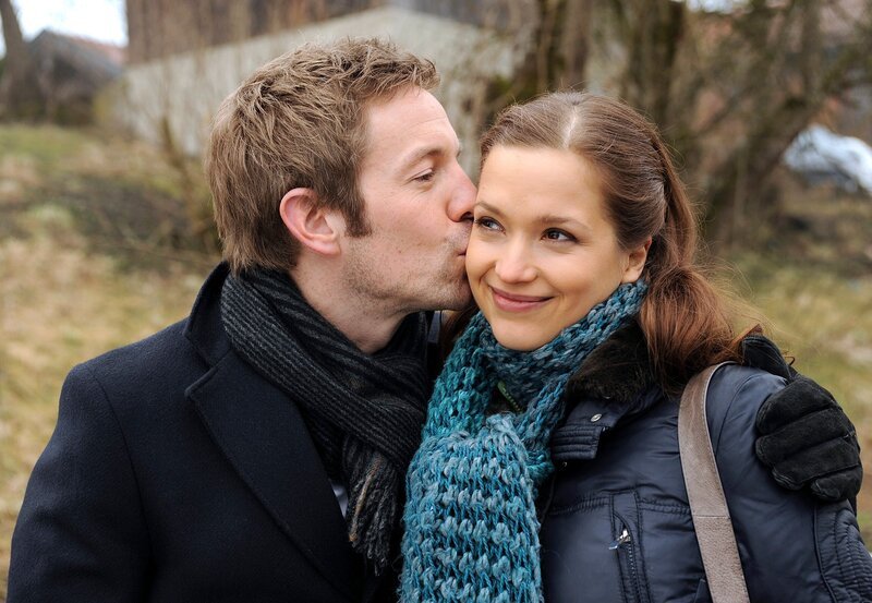 Markus (Tobias Dürr, l.) überrascht Eva (Uta Kargel, r.) mit einer Wohnungsbesichtigung. – Bild: ARD/​Ann Paur