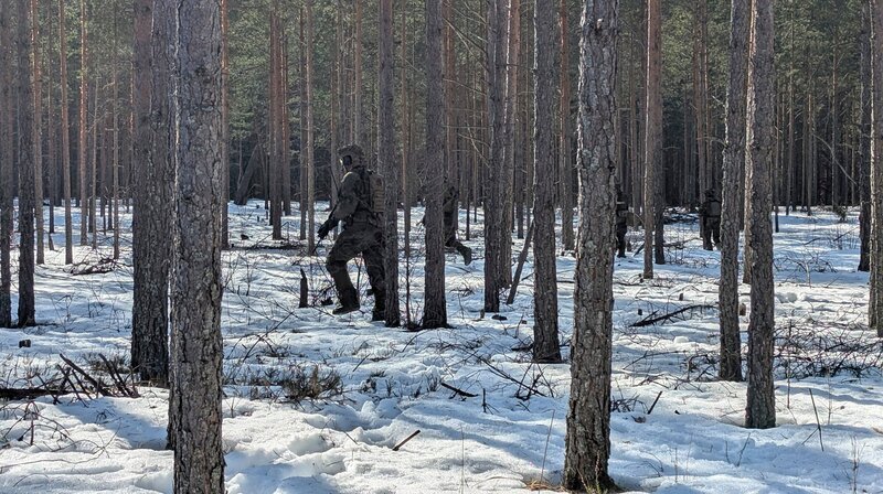 Soldaten des Jägerbataillon 1 im Einsatz bei einem Manöver. – Bild: HR/Jochen Schmidt Soldaten des Jägerbataillon 1 im Einsatz bei einem Manöver. – Bild: HR/Jochen Schmidt