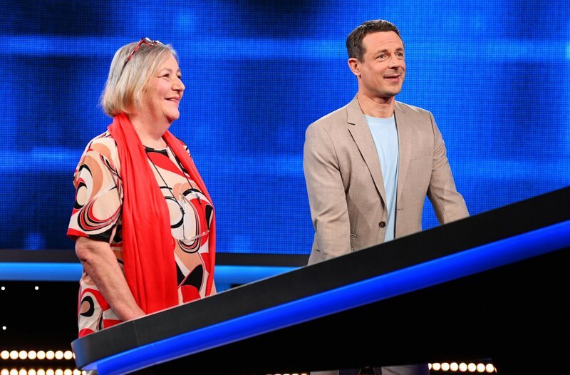 Moderator Alexander Bommes (r.) mit der Kandidatin Petra Evers (l.). – Bild: ARD/​Uwe Ernst